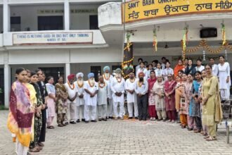 स्वतंत्रता दिवस के अवसर पर स्कूल में फहराया गया राष्ट्रीय ध्वज