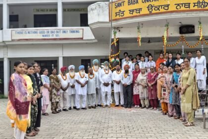 स्वतंत्रता दिवस के अवसर पर स्कूल में फहराया गया राष्ट्रीय ध्वज