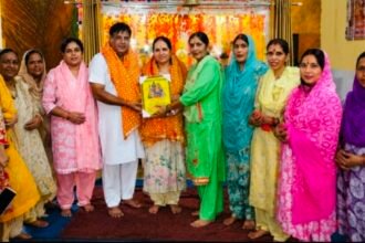 प्राचीन शिव मंदिर में मूर्ति स्थापना दिवस पर हवन किया तथा भंडारा लगाया