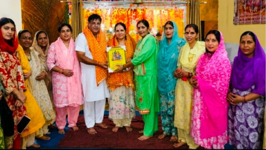 प्राचीन शिव मंदिर में मूर्ति स्थापना दिवस पर हवन किया तथा भंडारा लगाया