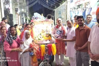 तीसरी प्रभात फेरी का फूलों की वर्षा से हुआ स्वागत