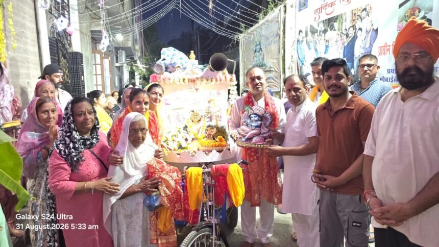 तीसरी प्रभात फेरी का फूलों की वर्षा से हुआ स्वागत