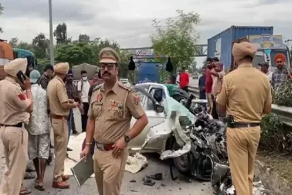 जालंधर में कार कैंटर से टकराई, 3 युवकों की मौके पर मौत; 2 शव कार में फंसे-एक सड़क पर गिरा