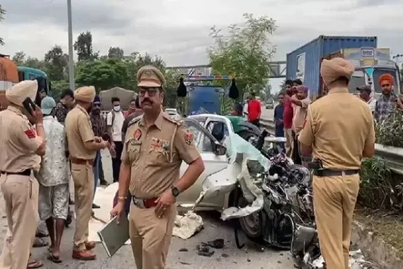 जालंधर में कार कैंटर से टकराई, 3 युवकों की मौके पर मौत; 2 शव कार में फंसे-एक सड़क पर गिरा