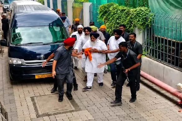 नांदेड़ साहिब में सुखबीर सिंह बादल पर जानलेवा हमला, निहंग के बाणे में आए शख्स ने चलाई तलवार; सुरक्षाकर्मी भी घायल