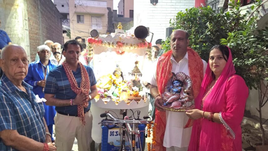 छठी प्रभात फेरी पर हुई फूलों की वर्षा