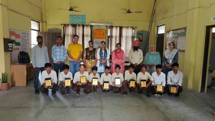ਛੋਟੀ ਬੱਚਤ, ਵੱਡਾ ਫ਼ਾਇਦਾ ਮੁਹਿੰਮ ਤਹਿਤ ਬੱਚਿਆਂ ਨੂੰ ਵੰਡੀਆਂ ਗੋਲਕਾ